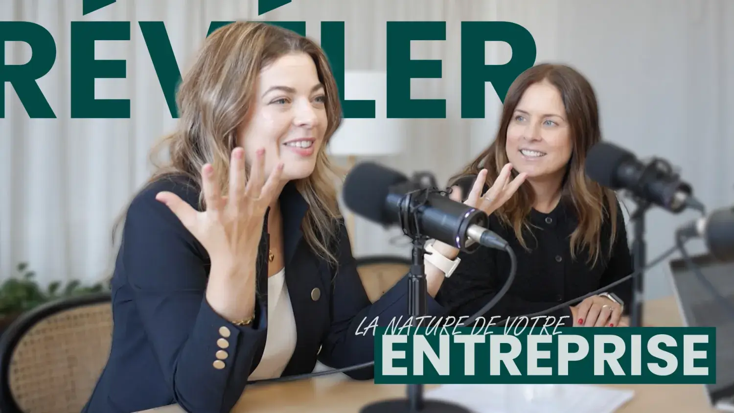 Photo of 2 participants with the text "Révéler la nature de votre entreprise"